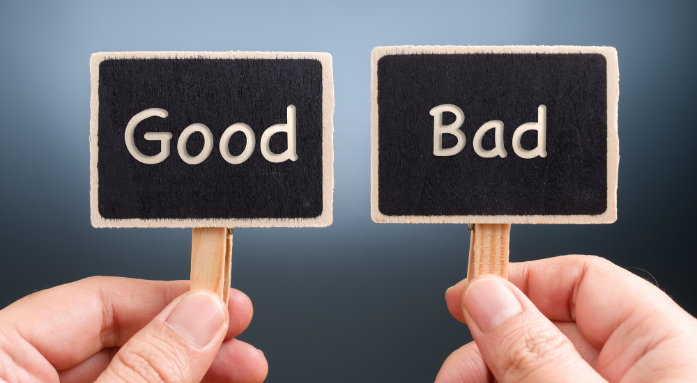 「Good」と「Bad」の札を持ち、日々の生活習慣や【何かに対する】良し悪しを比較している状況です。自身の体にとって何が正しい選択なのかを見極め、不調を根本から改善していきたいという真剣な思いを表しています。